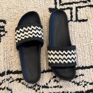 Universal Thread Black and Cream Slide Sandals